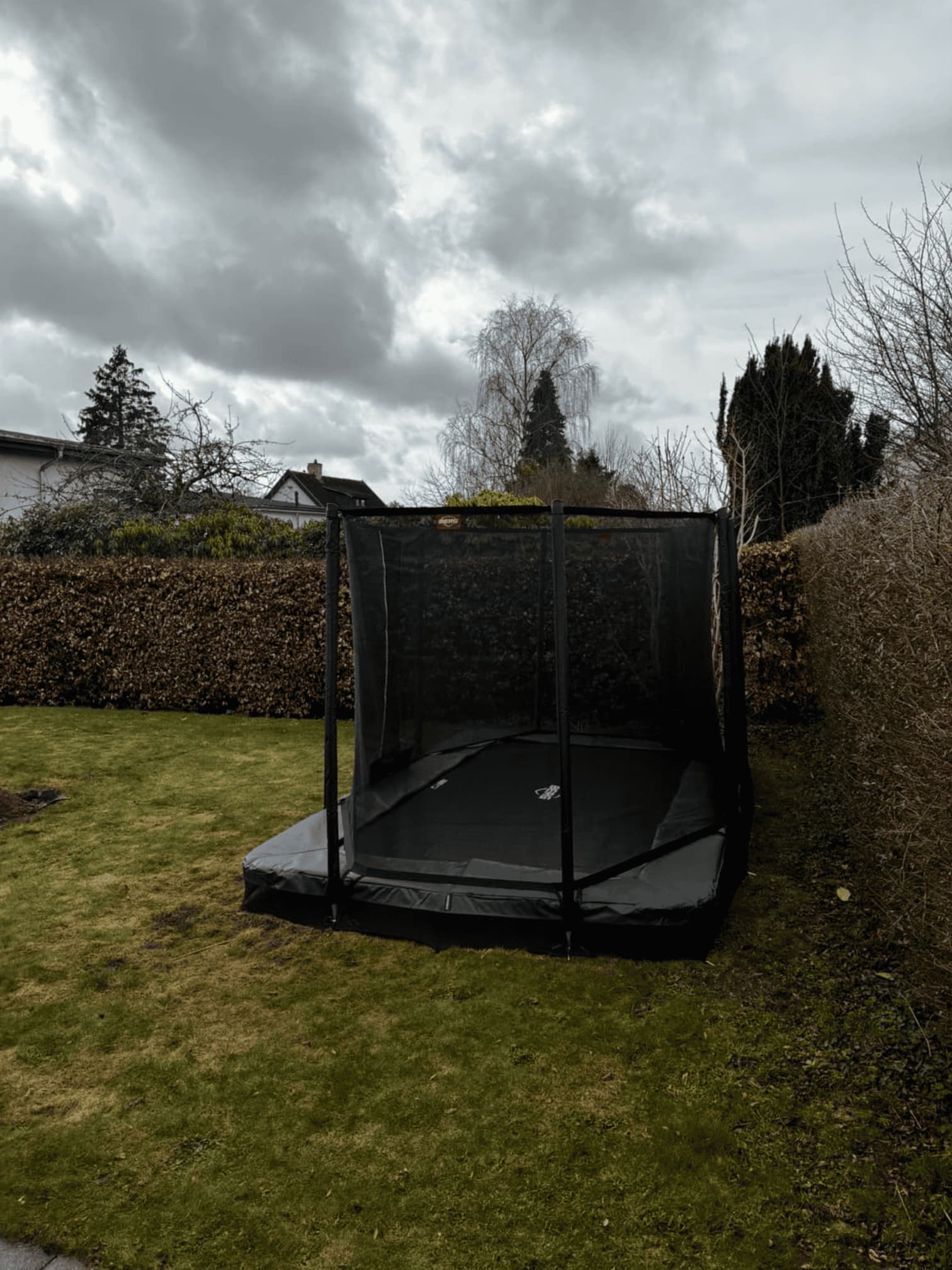Færdig nedgravet trampolin i have