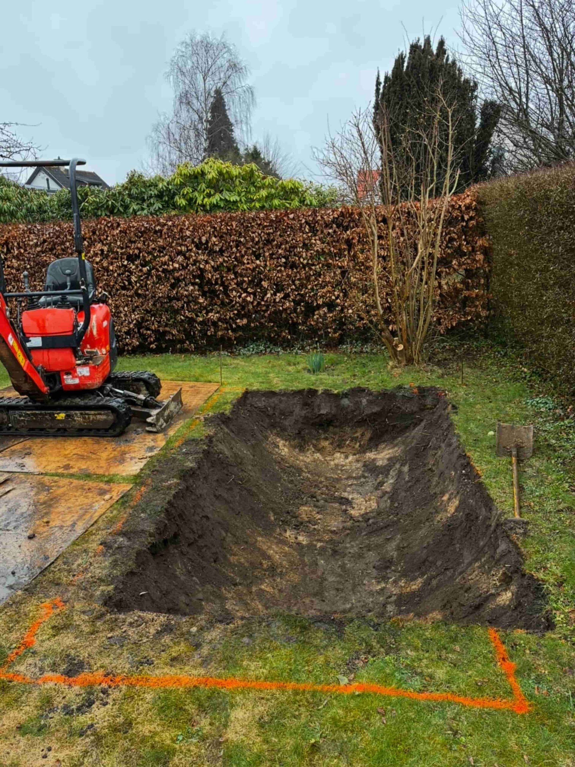 Klargjort hul til nedgravning af trampolin